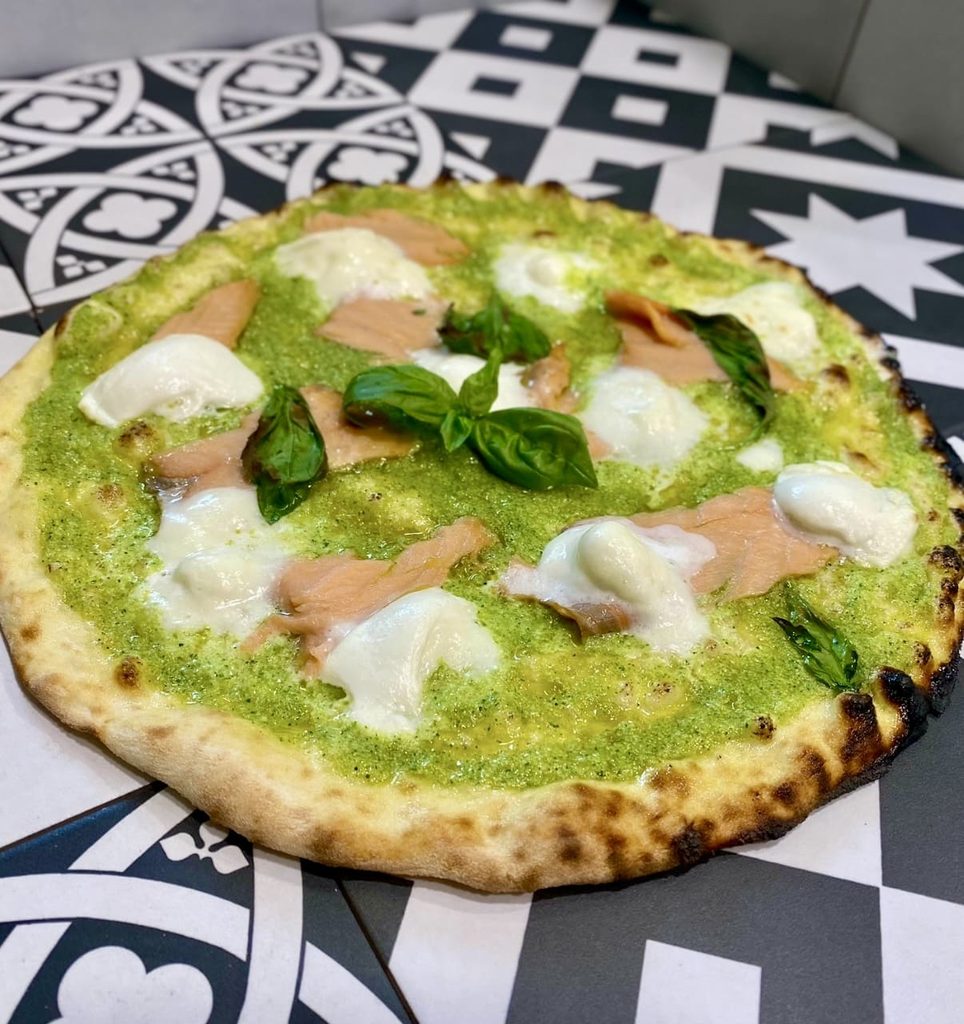 Pizza La Lievita fotografata utilizzando come sfondo le mattonelle caratteristiche del locale.